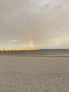Grömitz, Regenbogen über Seebrücke