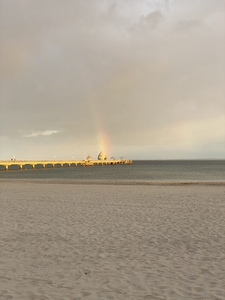 Grömitz, Regenbogen über Seebrücke